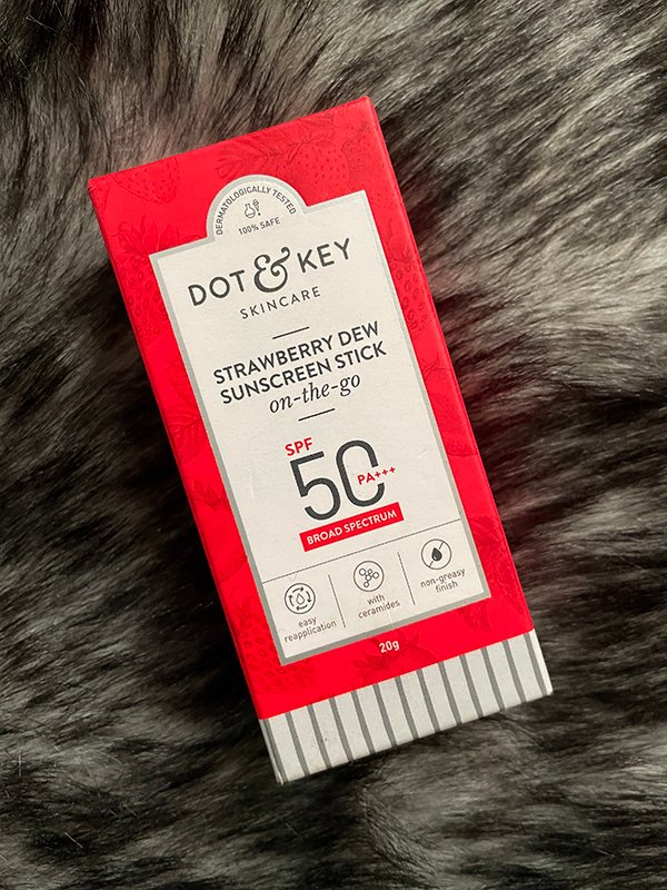 dot-key-strawberry-dew-sunscreen-stick-spf-50-pa-20-gm